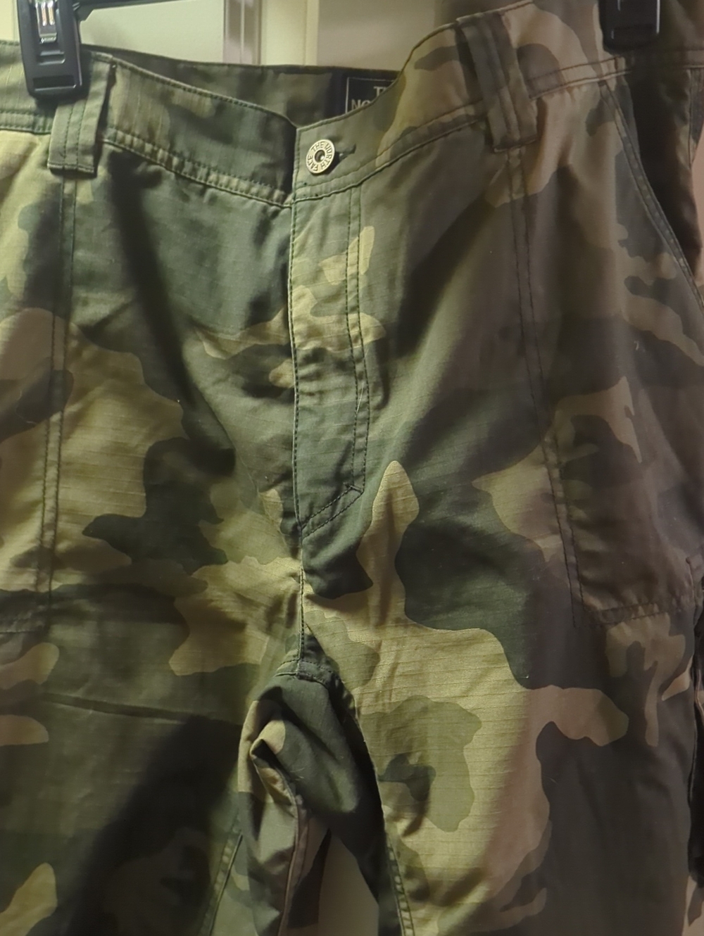 The North Face Men's camo Cargo Shorts Olive Green Camo